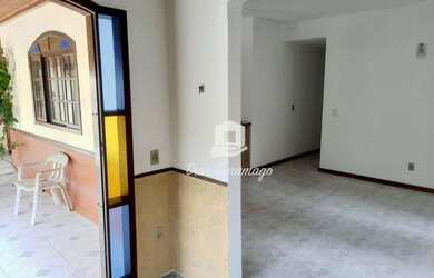 Imagem: A casa possui 2 Dormitórios, 2 Banheiros, 2 Vagas na garagem