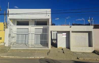 Imagem: A casa possui 2 Dormitórios, 2 Banheiros, 2 Vagas na garagem