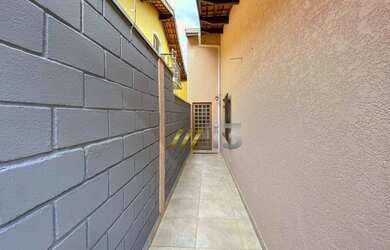 Imagem: A casa possui 3 Dormitórios, 4 Banheiros, 1 Vaga na garagem