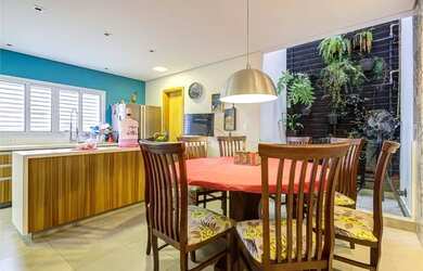 Imagem: A casa possui 3 Dormitórios, 5 Banheiros, 3 Vagas na garagem