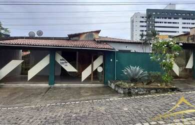 Imagem: A casa possui 4 Dormitórios, 3 Banheiros, 5 Vagas na garagem