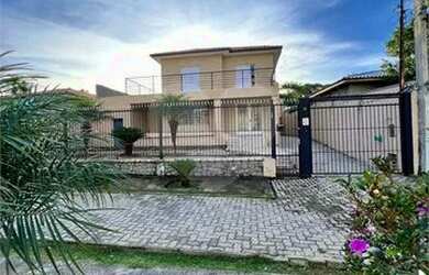 Imagem: A casa possui 3 Dormitórios, 4 Banheiros, 5 Vagas na garagem