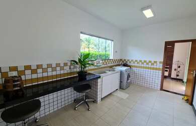 Imagem: A casa em condomínio possui 4 Dormitórios, 3 Banheiros, 4