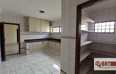 Imagem: A casa possui 2 Dormitórios, 2 Banheiros, 3 Vagas na garagem