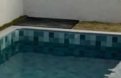 Imagem: A casa possui 3 Dormitórios, 2 Banheiros, 2 Vagas na garagem