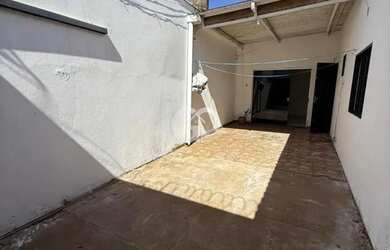 Imagem: A casa possui 2 Dormitórios, 1 Banheiro, 1 Vaga na garagem