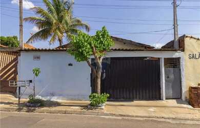 Imagem: A casa possui 3 Dormitórios, 2 Banheiros, 190m² de Área e