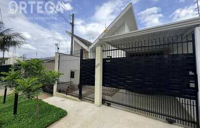 Imagem: A casa possui 3 Dormitórios, 2 Banheiros, 2 Vagas na garagem