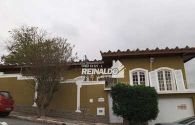 Imagem: A casa possui 4 Dormitórios, 5 Banheiros, 4 Vagas na garagem