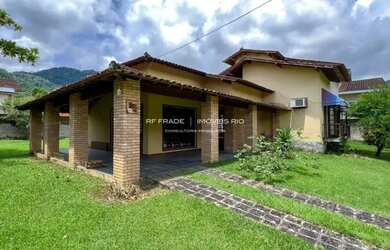 Imagem: A casa possui 4 Dormitórios, 1 Banheiro, 5 Vagas na garagem