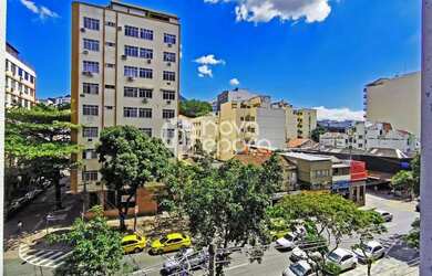 Imagem: O apartamento possui 2 Dormitórios, 2 Banheiros e 70m² de