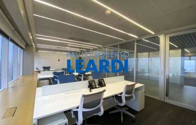 Imagem: O depósito possui 5 Vagas na garagem e 383m² de Área e está