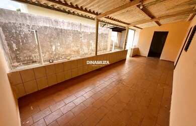 Imagem 11: Casa com garagem coberta e cozinha ampla, recém-reformada