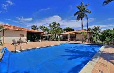 Imagem: A casa em condomínio possui 4 Dormitórios, 3 Banheiros, 5