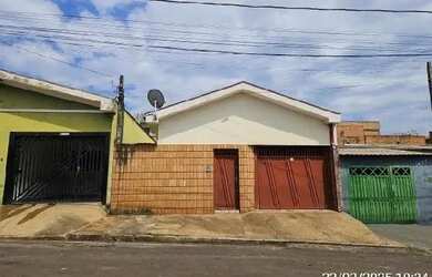 Imagem: A casa possui 2 Dormitórios, 1 Banheiro, 1 Vaga na garagem