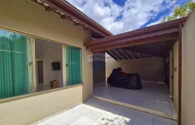 Imagem: A casa possui 3 Dormitórios, 2 Banheiros, 2 Vagas na garagem