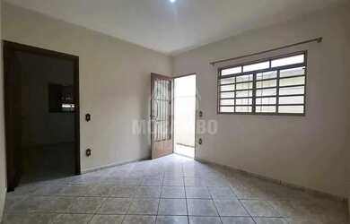 Imagem: A casa possui 2 Dormitórios, 1 Banheiro, 2 Vagas na garagem