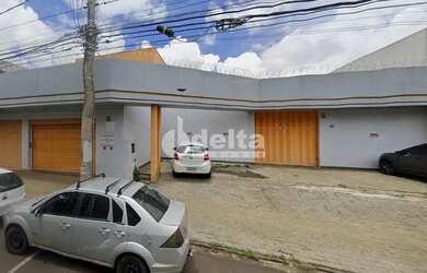 Imagem: O depósito possui 4 Vagas na garagem, 1.600m² de Área e