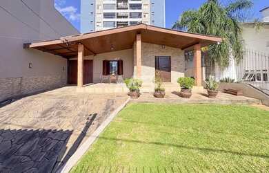 Imagem: A casa possui 3 Dormitórios, 3 Banheiros, 2 Vagas na garagem