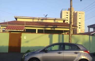 Imagem: A casa possui 3 Dormitórios, Acomodam 10 pessoas, 2 Vagas na