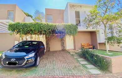 Imagem: A casa possui 3 Dormitórios, 2 Banheiros, 2 Vagas na garagem