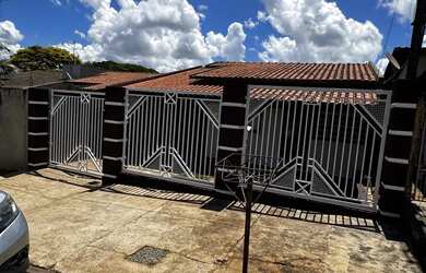 Imagem: A casa possui 2 Dormitórios, 1 Banheiro, 2 Vagas na garagem