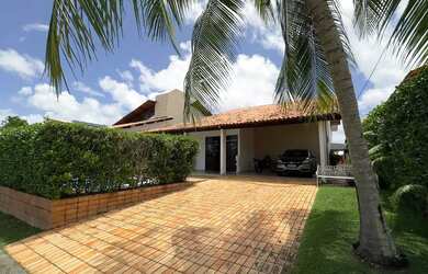 Imagem: A casa possui 4 Dormitórios, 5 Banheiros, 4 Vagas na garagem