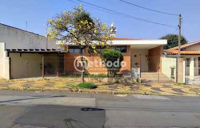 Imagem: A casa possui 3 Dormitórios, 3 Banheiros, 3 Vagas na garagem