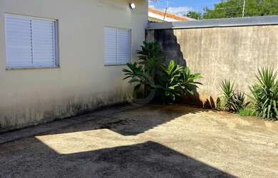 Imagem: A casa possui 3 Dormitórios, 1 Banheiro, 2 Vagas na garagem