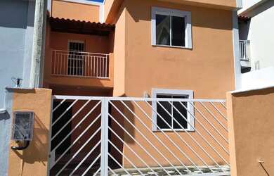 Imagem: A casa possui 2 Dormitórios, 2 Banheiros e 2 Vagas na garagem