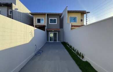 Imagem: A casa possui 2 Dormitórios, 2 Banheiros, 2 Vagas na garagem