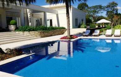 Imagem: A casa possui 5 Dormitórios, 5 Banheiros, 5 Vagas na garagem