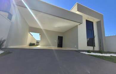 Imagem: A casa possui 3 Dormitórios, 3 Banheiros, 5 Vagas na garagem