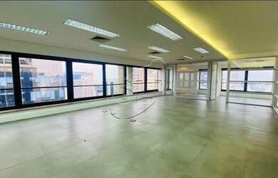 Imagem: O depósito possui 1 Vaga na garagem e 193m² de Área e está