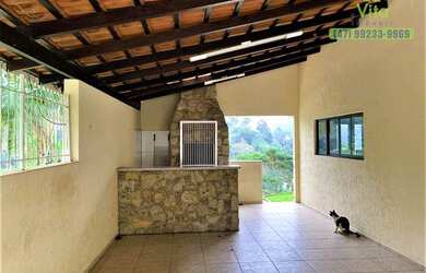 Imagem: A casa possui 3 Dormitórios, 3 Banheiros, 2 Vagas na garagem