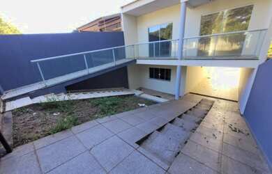 Imagem: A casa possui 5 Dormitórios, 3 Banheiros, 4 Vagas na garagem