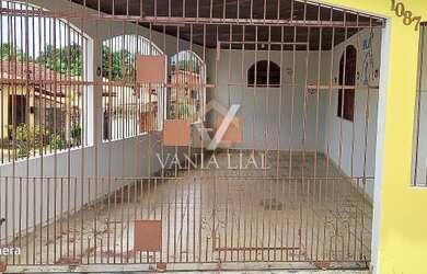 Imagem: A casa possui 4 Dormitórios, 3 Banheiros, 350m² de Área e