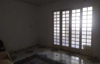 Imagem: A casa possui 2 Dormitórios, 1 Banheiro, 1 Vaga na garagem