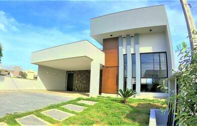 Imagem: A casa possui 3 Dormitórios, 5 Banheiros, 4 Vagas na garagem