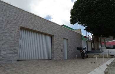 Imagem: A casa possui 3 Dormitórios, 2 Banheiros, 2 Vagas na garagem