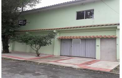 Imagem: A casa possui 5 Dormitórios, 3 Banheiros, 360m² de Área e