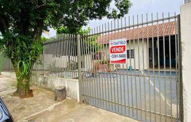 Imagem: A casa possui 3 Dormitórios, 1 Banheiro, 2 Vagas na garagem