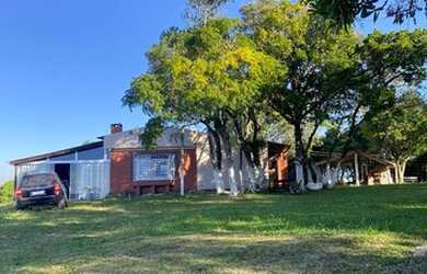 Imagem: A chácara possui 20.000m² de Área, Churrasqueira e está