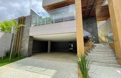 Imagem: A casa possui 4 Dormitórios, 5 Banheiros, 4 Vagas na garagem