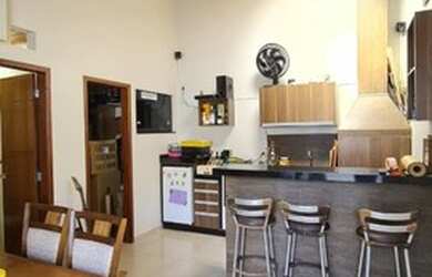 Imagem: A casa possui 3 Dormitórios, 2 Banheiros, 2 Vagas na garagem