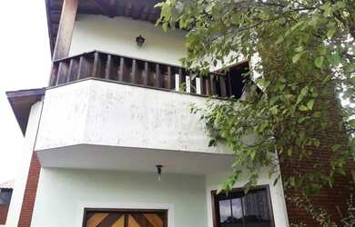 Imagem: A casa possui 3 Dormitórios, 3 Banheiros, 4 Vagas na garagem