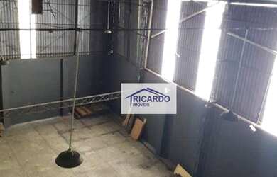 Imagem: O depósito possui 4 Vagas na garagem e 400m² de Área e está