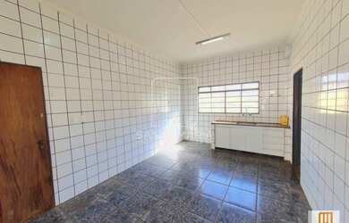 Imagem: O depósito possui 4 Vagas na garagem, 290m² de Área e está