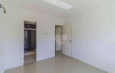 Imagem: A casa em condomínio possui 5 Dormitórios, 2 Banheiros, 2