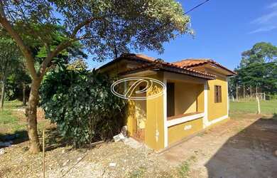 Imagem: A casa possui 3 Dormitórios, 1 Banheiro, 1 Vaga na garagem